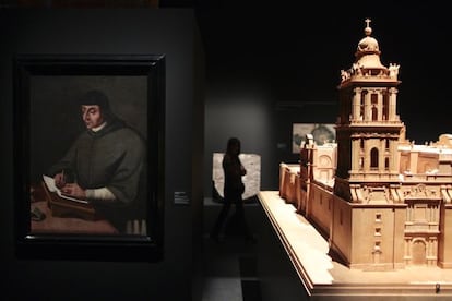 Una sala de la exposición donde se muestra una maqueta de la catedral de Ciudad de México.