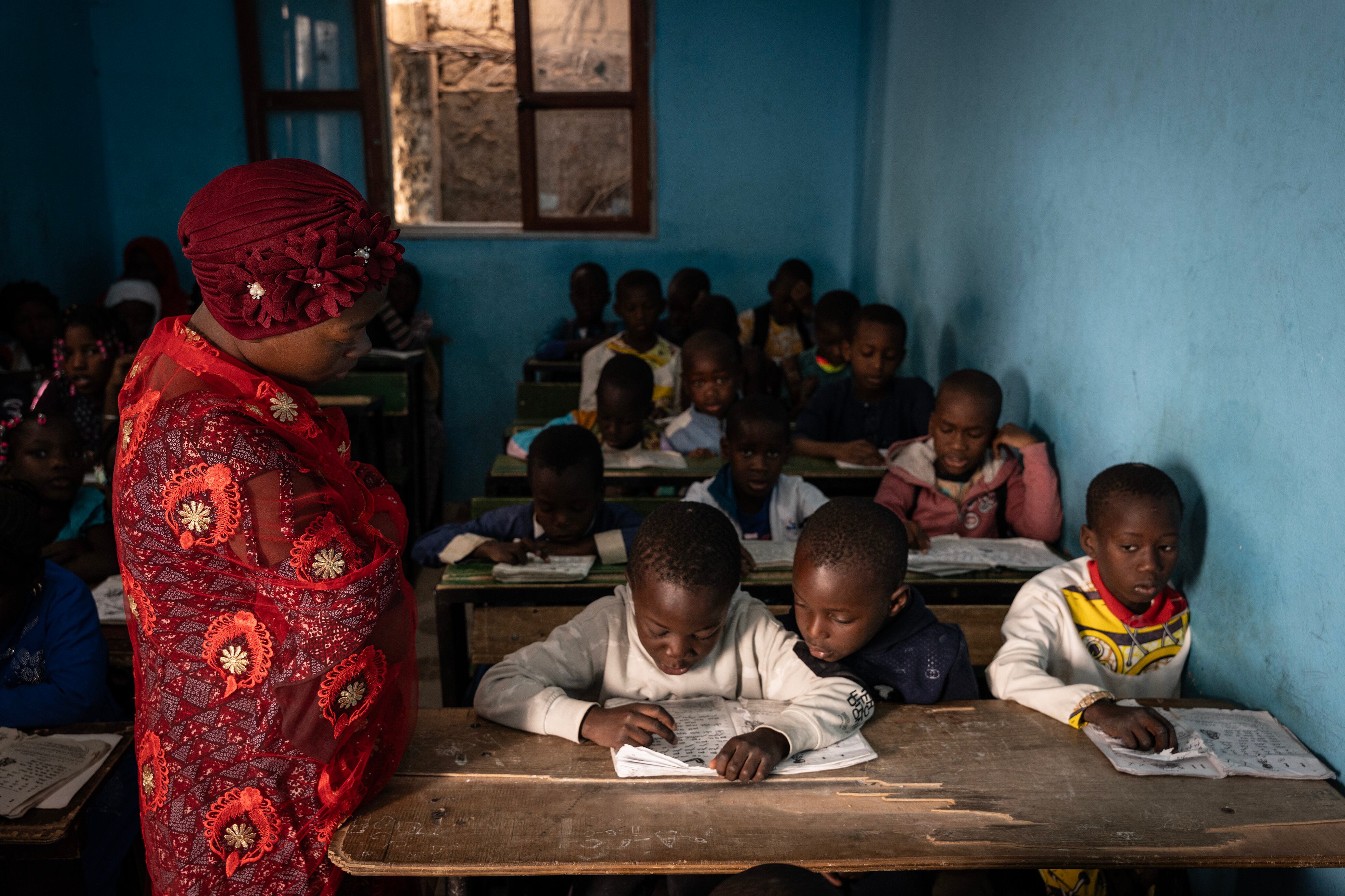 La profesora Alima Djiré escucha con atención la lectura de sus alumnos en la escuela para hijos de migrantes de Nuadibú, en Mauritania, el pasado 1 de marzo.