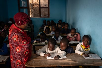 La profesora Alima Djiré escucha con atención la lectura de sus alumnos en la escuela para hijos de migrantes de Nuadibú, en Mauritania, el pasado 1 de marzo.