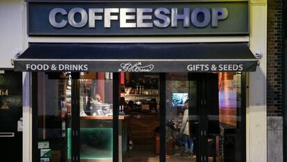 Un 'coffeeshop' en una calle de Amsterdam.