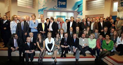 Celebración del 50 aniversario de TVE y de la implantación de la televisión en España, en las instalaciones de la cadena en Prado del Rey (Madrid). En la foto, la directora general de RTVE, Carman Caffarel, en el centro, flanqueada por Concha García Campoy y Manuel Campo Vidal, rodeados por los participantes en la fiesta, octubre de 2006.