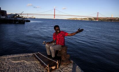 Kimi Djabate, músico profesional de Guinea-Bisáu, posa con su balafón en la ribera del Tajo. La cultura musical lisboeta es una mezcla de fados y ritmos africanos. 