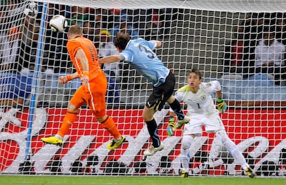 Arjen Robben marca de cabeza frente a Uruguay.