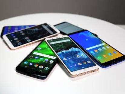 Analizamos seis  smartphones  de gama media que se han puesto a la venta este año. Todos tienen una pantalla infinita y una doble o triple cámara, y su precio oscila entre 200 y 300 euros