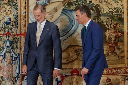 El rey Felipe VI mantiene el despacho de verano con el presidente del Gobierno, Pedro Sánchez (derecha), este martes en el Palacio de la Almudaina, en Palma.