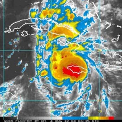 Imagen desde un satélite del huracán Charley en su camino hacia Cuba y EE UU.