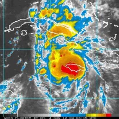 Imagen desde un satélite del huracán Charley en su camino hacia Cuba y EE UU.