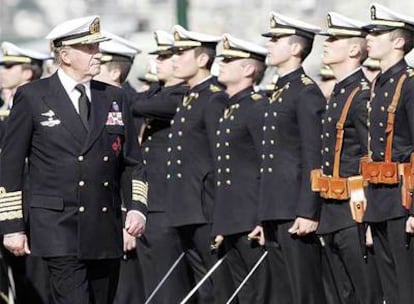 Don Juan Carlos pasa revista durante su visita a la Escuela Naval de Marín (Pontevedra).