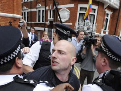 La policía británica arresta a un simpatizante de Assange a las puertas de la embajada de Ecuador.