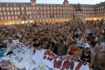 Grupo de indignados en la plaza Mayor.