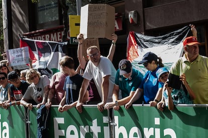 Varias personas protestan contra la participación del equipo ciclista Israel-Premier Tech en la Vuelta a España 2025.