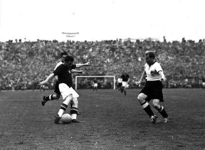 Final del Campeonato Mundial de 1954 entre Alemania y Hungría.  Una de las jugadas realizadas por Puskas (con camiseta negra) durante el partido.