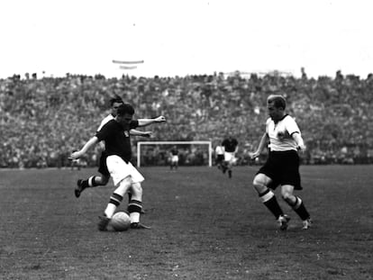 Final del Campeonato Mundial de 1954 entre Alemania y Hungría.  Una de las jugadas realizadas por Puskas (con camiseta negra) durante el partido.