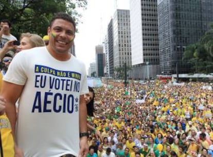 Ronaldo exibe camiseta em manifestação no início de 2015.