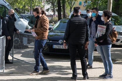 Llegada del candidato de Unidas Podemos a la Comunidad de Madrid, Pablo Iglesias, este viernes en el parque Olof Palme del barrio de Usera, en el sur de Madrid.