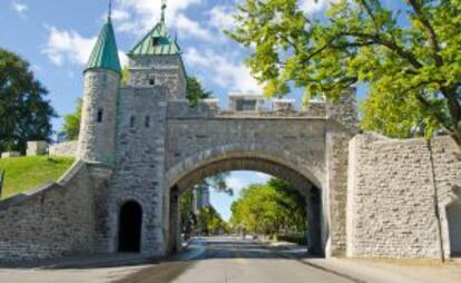 Puerta de la muralla de la ciudad francófona de Quebec (Canadá).