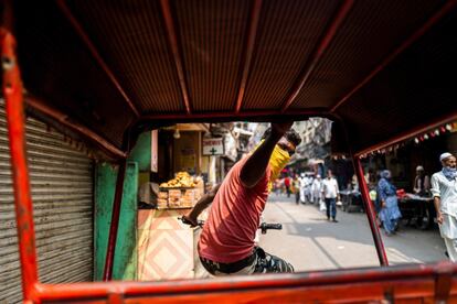 Un conductor de 'rickshaw' eléctrico espera la llegada de clientes en el casco antiguo de Nueva Delhi (India). En el balance mundial del coronavirus se han registrado 195.764 nuevos casos en las últimas 24 horas, la cifra más baja desde el 13 de julio, con lo que el total se eleva a más de 29,2 millones de personas contagiadas y supera las 928.000 víctimas mortales, según el balance publicado este martes por la Universidad Johns Hopkins.