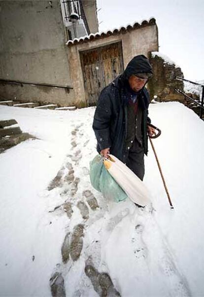 Un vecino de Vilafranca, ayer, tras la nevada.