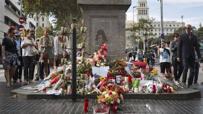 Flores en recuerdo de las víctimas del atentado terrorista en La Rambla de Barcelona. 