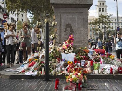 Flores en recuerdo de las víctimas del atentado terrorista en La Rambla de Barcelona. 
