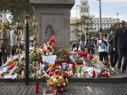 Flores en recuerdo de las víctimas del atentado terrorista en La Rambla de Barcelona.