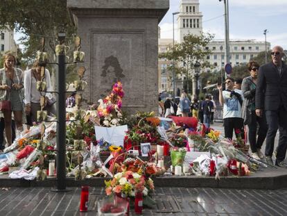 Flores en recuerdo de las víctimas del atentado terrorista en La Rambla de Barcelona. 