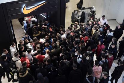 Compradores esperam a abertura de uma loja da Nike em Tessalônica (Grécia) para comprar durante o dia da Back Friday.