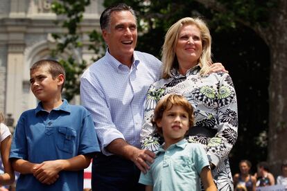 Mitt y Ann con dos de sus nietos. El estampado del vestido camisero de la aspirante a primera dama es... arriesgado.