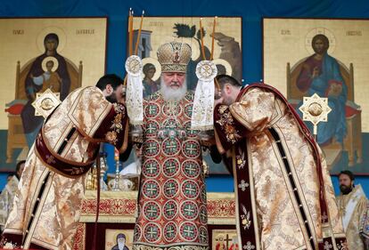 Dos sacerdotes rumanos besan las manos del patriarca de la Iglesia ortodoxa rusa Kiril (c), durante una misa en la Catedral patriarcal de Bucarest, (Rumanía).
