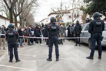 Varios Mossos d'Esquadra impiden a un grupo de manifestantes acceder a un mitin de Vox el último día de la campaña electoral del 14-F, este viernes en Girona, Cataluña.