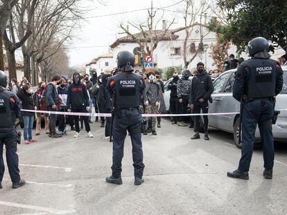 Varios Mossos d'Esquadra impiden a un grupo de manifestantes acceder a un mitin de Vox el último día de la campaña electoral del 14-F, este viernes en Girona, Cataluña.