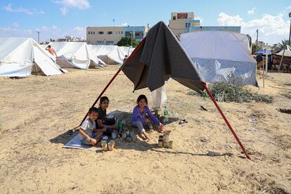 Tres niños en una tienda de campaña improvisada, en un campo de refugiados temporal, cerca de Jan Yunis.