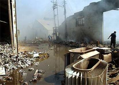 Bomberos iraquíes terminan de extinguir un incendio en un depósito de material eléctrico en Bagdad.
