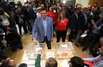 El presidente del Gobierno y candidato del PSOE, Pedro Sánchez, acompañado de su esposa, Begoña Gómez, se dispone a votar en el centro cultural Volturno de la localidad madrileña de Pozuelo de Alarcón.