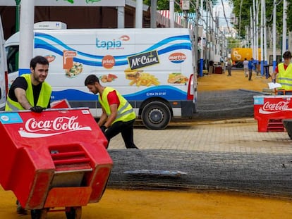 Trabajadores preparando y adecentando las casetas del recinto de la Feria de Abril de Sevilla 2022.