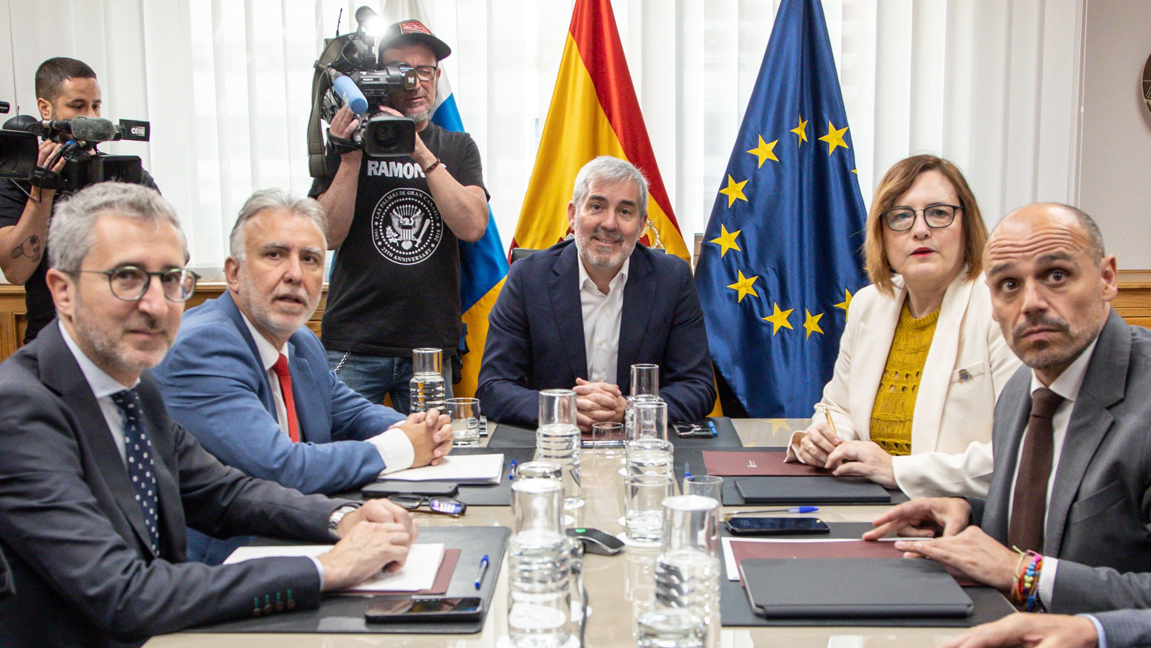 El ministro de Política Territorial y Memoria Democrática, Ángel Víctor Torres (segundo por la izquierda), y el presidente de Canarias, Fernando Clavijo (en el centro), durante su reunión este lunes en Gran Canaria.