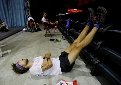 Un corredor descansa durante la prueba en Dolonne (Italia), el 1 de agosto.