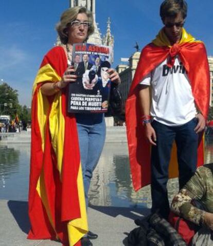 La mujer de la controvertida pancarta, ayer, en Colón.