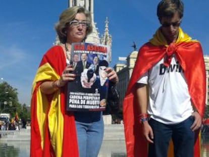 La mujer de la controvertida pancarta, ayer, en Colón.