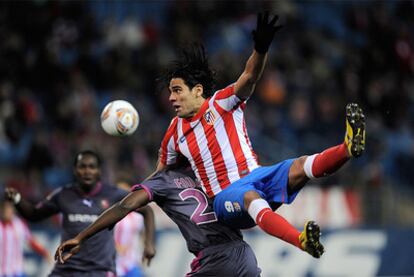 Falcao disputa un balón aéreo con Foulquier.