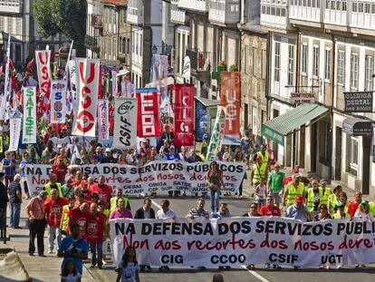 Cabecera de la manifestaci&oacute;n, convocada por varios sindicatos y respaldada por los partidos de oposici&oacute;n, para reclamar la defensa de los servicios p&uacute;blicos, hoy en Santiago de Compostela.