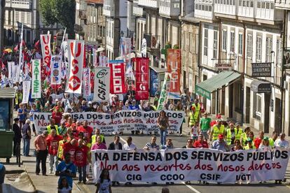 Cabecera de la manifestación, convocada por varios sindicatos y respaldada por los partidos de oposición, para reclamar la defensa de los servicios públicos, hoy en Santiago de Compostela.
