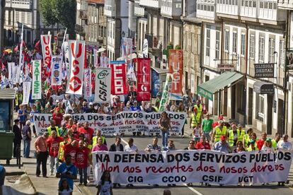 Cabecera de la manifestaci&oacute;n, convocada por varios sindicatos y respaldada por los partidos de oposici&oacute;n, para reclamar la defensa de los servicios p&uacute;blicos, hoy en Santiago de Compostela.