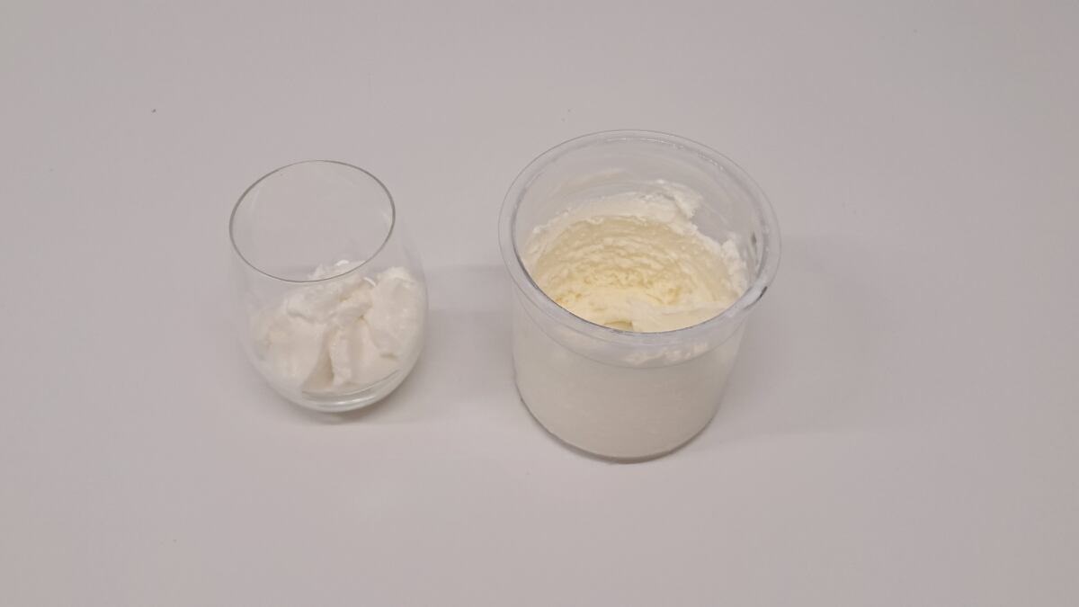 Añade los toppings que más te gusten al helado de yogur.