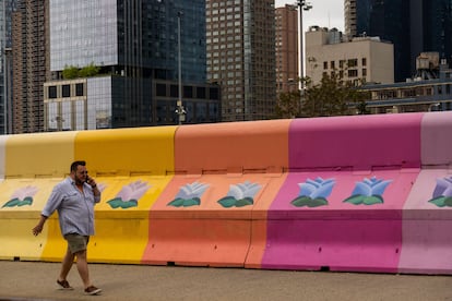 Un hombre camina hablando al móvil en Manhattan, Nueva York, en mayo del año pasado.