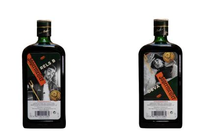 La nueva edición especial de Jägermeister está compuesta por dos botellas: una con la imagen de Rels B y otra con la de Deva.