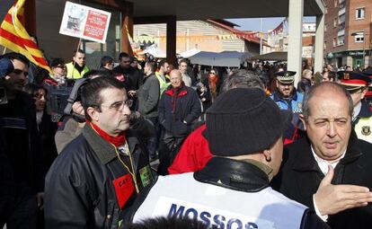 Puig ha sido recibido hoy en con gritos, pancartas y silbidos en el Mercado de Vilanova del Camí (Anoia).