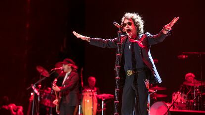 El cantante Enrique Bunbury, durante el concierto del sábado en el estadio de La Romareda, en Zaragoza.