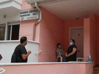 José Ángel Serrano visita a su madre Angustias, sentada, vigilados por una cuidadora Gilmar en el porche de la residencia de mayores Valdepelayos 67, en Leganés.
KIKE PARA.