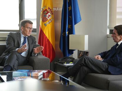 El líder del PP, Alberto Núñez Feijóo, reunido este martes en la sede del PP con el expresidente del Gobierno José María Aznar, que acude a Génova con alumnos del XXI Programa de Jóvenes Líderes Latinoamericanos.